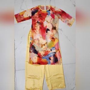 Girls Vietnamese "Ao Dai"